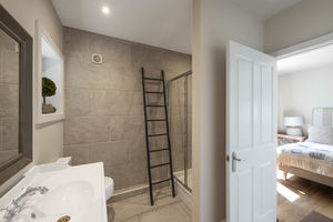Downstairs en suite- click for photo gallery